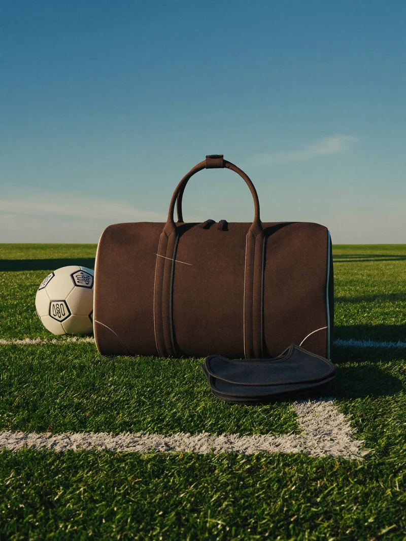 Sac de sport en toile en forme de tonneau, au bord d'un terrain de football